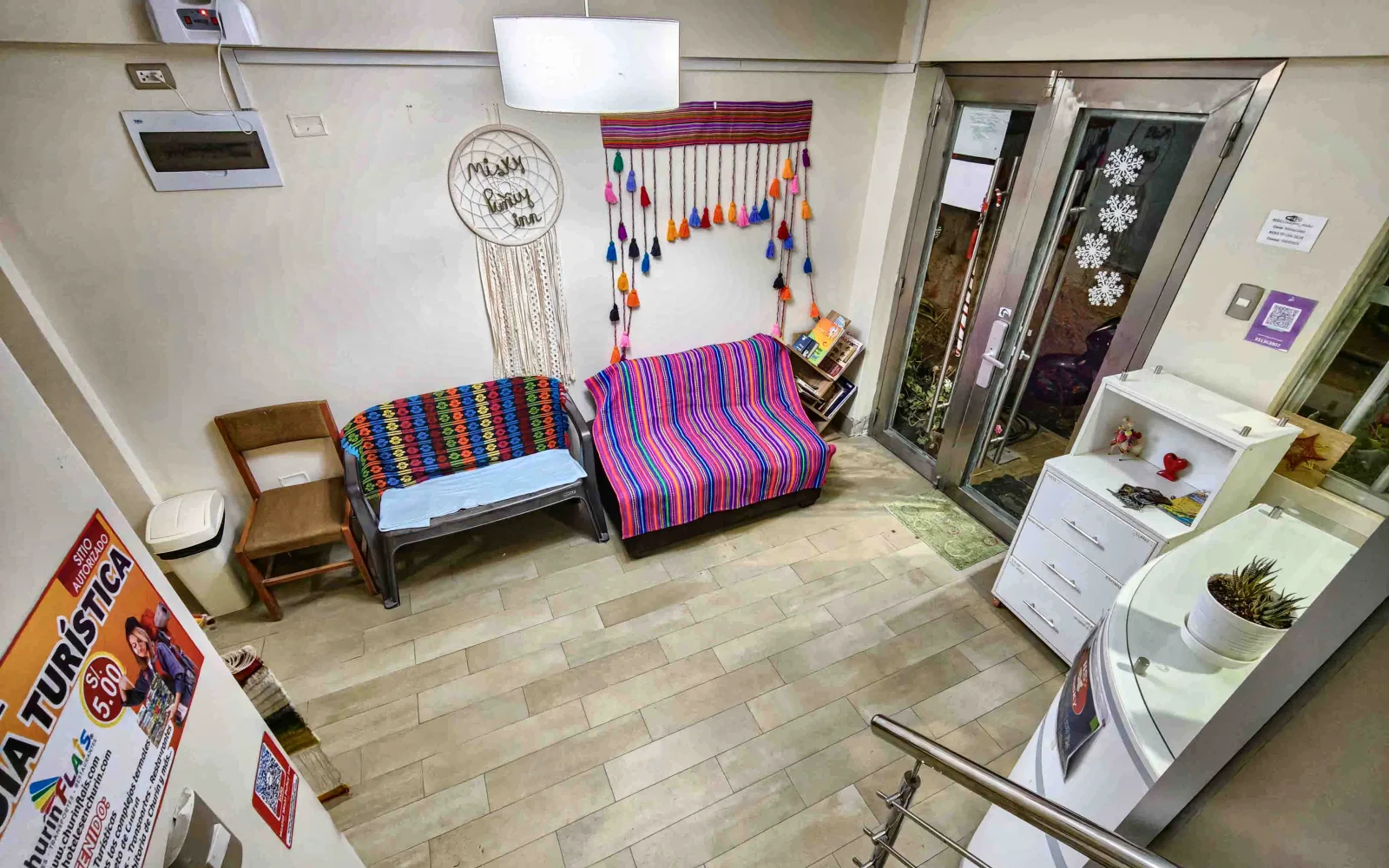 La entrada, con textiles andinos
