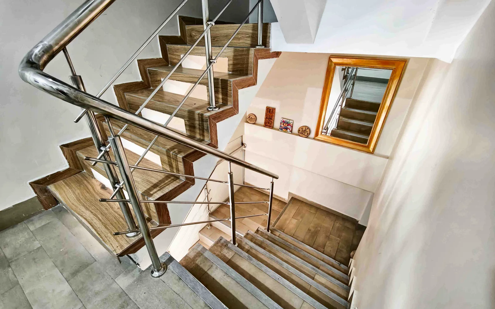 La escalera de madera que sube a las habitaciones